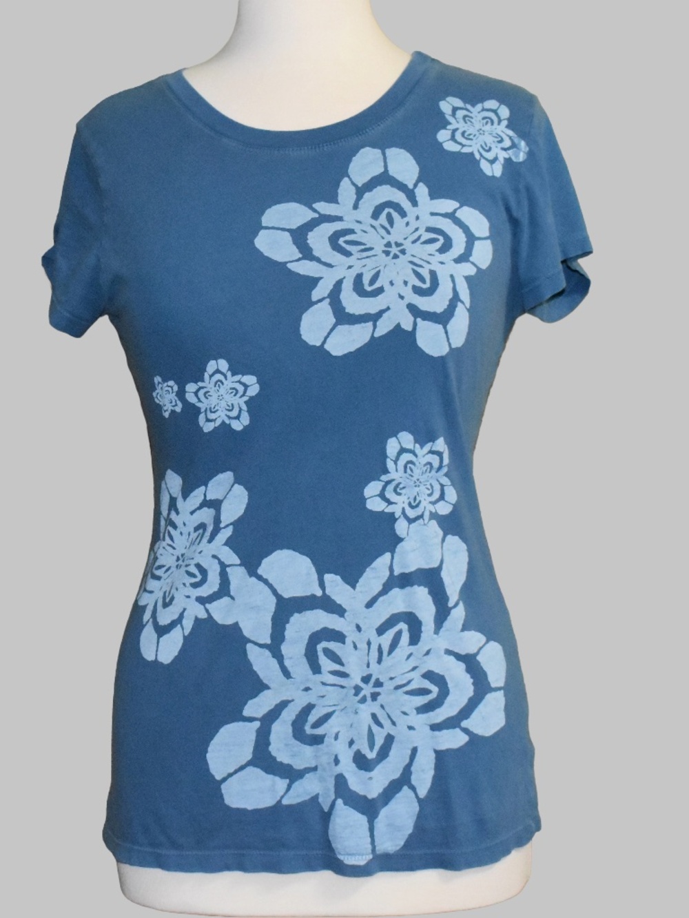 Romeo & Juliet Couture Blue Floral Snowflake Graphic Tee Made in USA Size M